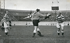 845944 Afbeelding van een spelmoment uit de door Blauw-Wit met 4-0 gewonnen voetbalwedstrijd tegen D.O.S., in het ...